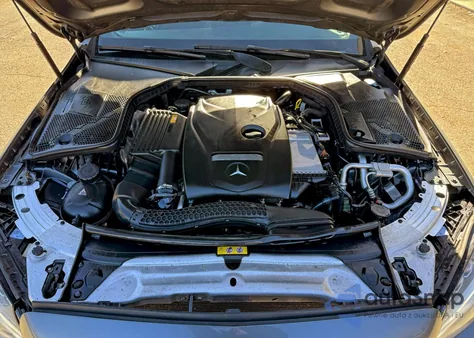 2017 Mercedes-Benz C 300 Sport 4Matic z USA, uszkodzony, nr VIN 55SWF4KBXHU193395